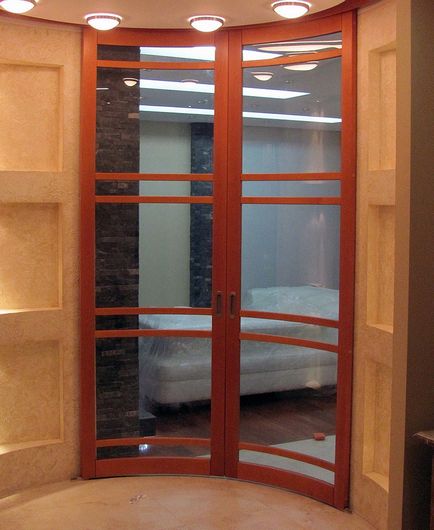 Uși de rază a unui compartiment pentru un dulap, alunecări interioare de sticlă interioară