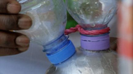 Різнокольорові кулі з пластикових пляшок