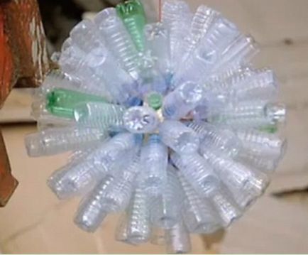 Різнокольорові кулі з пластикових пляшок