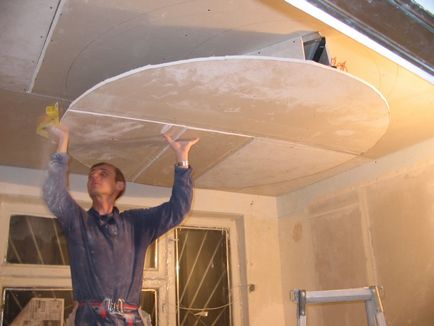 Repararea tavanului în fotografia din hol, cu propriile mâini