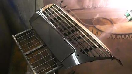 Grilă a unui radiator, repararea și reglarea laturilor decorative sub crom, o rețea și un film pe mâini