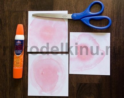 Trandafiri roz de pe hârtie simplă