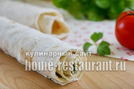 Lavash roll cu brânză de vaci, pui și roșii