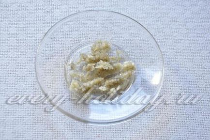 Салат із сиру з огірком і часником, рецепт