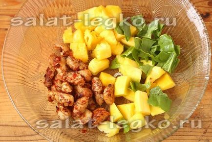 Salată cu pui și ananas