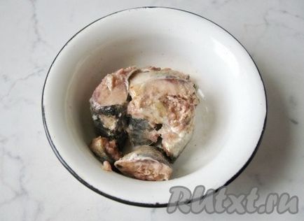Салат з сардинами і яйцями - рецепт з фото
