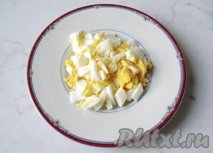 Салат з сардинами і яйцями - рецепт з фото
