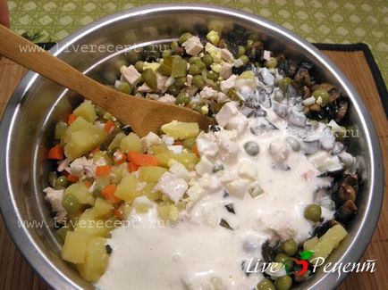 Салат - столичний - з куркою і грибами - рецепт з покроковими фото приготування