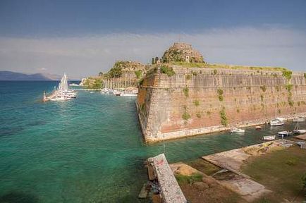 Fallal körülvett város (paleo fryrio) a Kerkyra Corfu (épületek, a régi erőd) Fallal körülvett város (paleo fryrio) a Kerkyra Corfu
