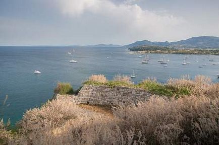 Fallal körülvett város (paleo fryrio) a Kerkyra Corfu (tudósít a kirándulásokat Kerkyra) Fallal körülvett város (paleo fryrio) a Kerkyra Corfu