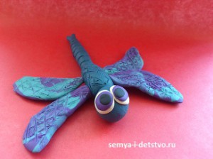 Dragonfly din plasticină - o insectă uimitoare