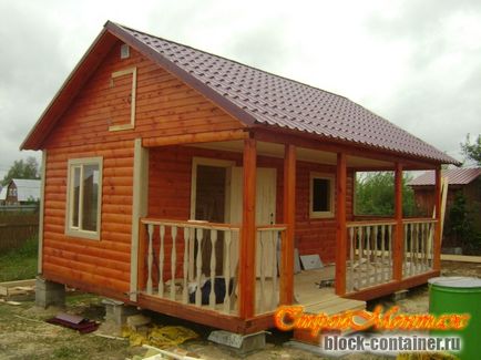 Constructii de case si saune din lemn in cartierul popular Fominsk