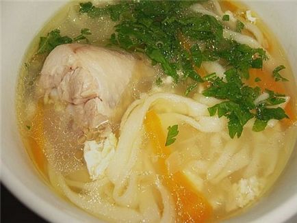 Супа от пилешки бутчета евтин, питателна и лесно