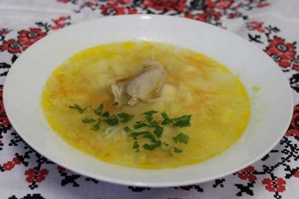 Супа от пилешки бутчета евтин, питателна и лесно