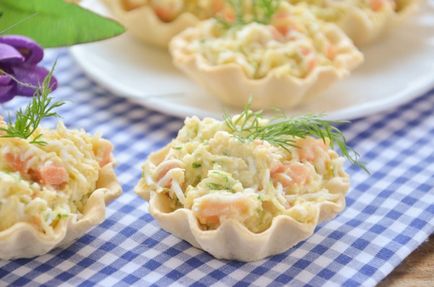 Tartlets lazaccal, tojással és uborkával