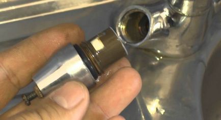 Eliminarea unei scurgeri de la un robinet al unui samovar