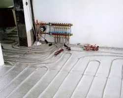 Dispozitivul de podea cu apă caldă constă dintr-un sistem, instalare