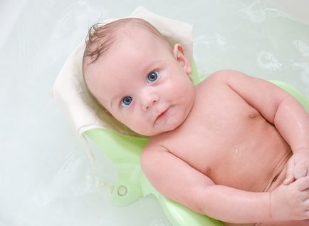 Újszülött fiú ellátás az első hónapban az élet, hogyan kell fürödni, video