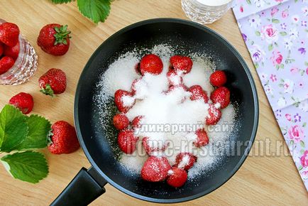 Варення з полуниці на сковороді