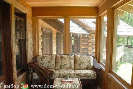 Verandă atașată de casă, frumoasă casă și grădină