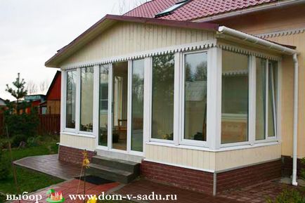 Verandă atașată de casă, frumoasă casă și grădină