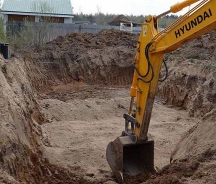 Scoate un iaz pe locul lucrării excavatorului