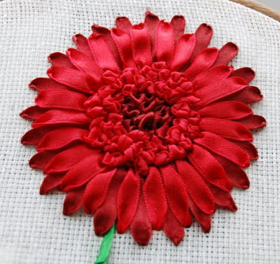 Broderie cu panglici, flori - gerbera, clematis și uita-mă-nu, creația mamei