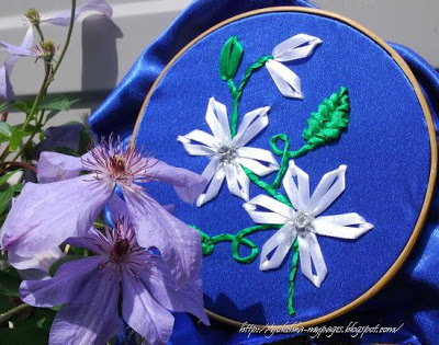 Broderie cu panglici, flori - gerbera, clematis și uita-mă-nu, creația mamei