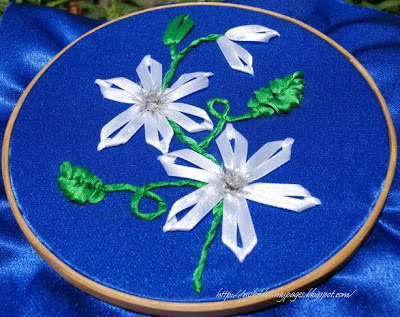 Broderie cu panglici, flori - gerbera, clematis și uita-mă-nu, creația mamei