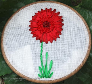 Broderie cu panglici, flori - gerbera, clematis și uita-mă-nu, creația mamei