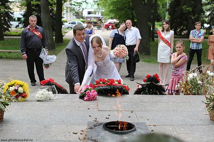 Plasarea de flori de către noii soți la focul veșnic din Suzdal