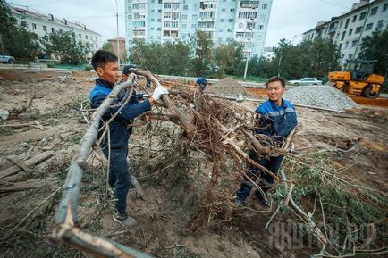 Echipe de construcție a studenților lucrează la Yakutsk