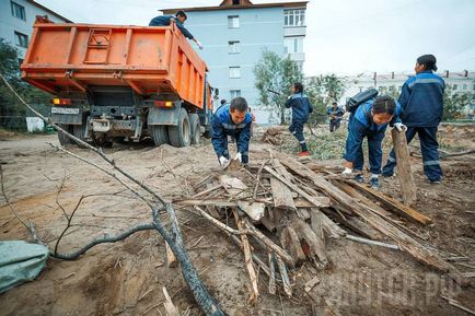 Echipe de construcție a studenților lucrează la Yakutsk