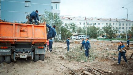 Echipe de construcție a studenților lucrează la Yakutsk