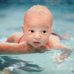 Заняття плаванням в басейні для немовлят (відео заняття)