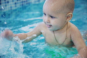 Заняття плаванням в басейні для немовлят (відео заняття)