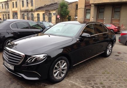 Închiriați un Mercedes Benz E213 (negru) pentru nunta de la St. Petersburg