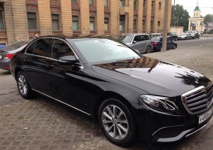 Închiriați un Mercedes Benz E213 (negru) pentru nunta de la St. Petersburg