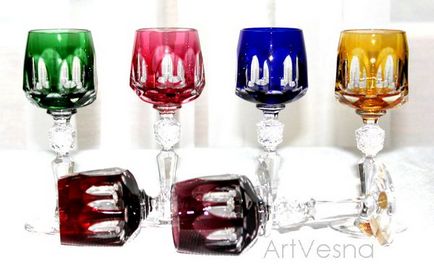 Ochelari și vaze din cristal colorat