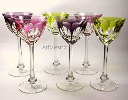 Ochelari și vaze din cristal colorat