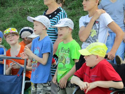 Cirkusz bohócok, idomított kutyákkal, egy majom és egy hófehér nyúl