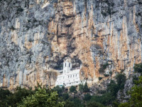 A működő ortodox kolostor Ostrog Montenegróban (hogyan jut el a híres Ostrog kolostor Montenegróban felteszi fotó áttekintésre, ahol található a térképen) A működő ortodox kolostor Ostrog Montenegróban
