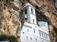 A működő ortodox kolostor Ostrog Montenegróban (kolostor) A működő ortodox kolostor Ostrog Montenegróban