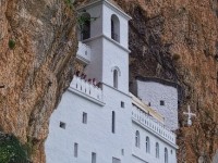 A működő ortodox kolostor Ostrog Montenegróban