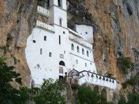 A működő ortodox kolostor Ostrog Montenegróban (ortodox) A működő ortodox kolostor Ostrog Montenegróban