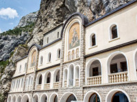 A működő ortodox kolostor Ostrog Montenegróban (börtönben) A működő ortodox kolostor Ostrog Montenegróban