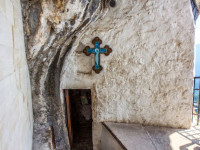 A működő ortodox kolostor Ostrog Montenegróban