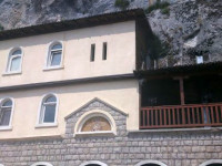 A működő ortodox kolostor Ostrog Montenegróban (börtönben) A működő ortodox kolostor Ostrog Montenegróban