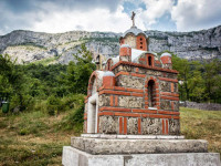 A működő ortodox kolostor Ostrog Montenegróban