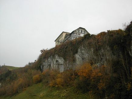 Будинок на скелі